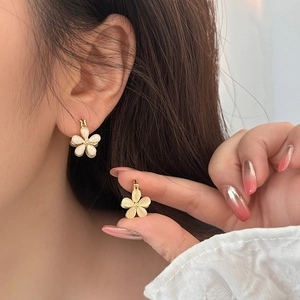 Elegant Floral Hoop Earrings Copper Flower Ear Buckle With Creamy White Resin Sweet Style Jewelry For Women