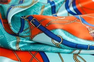 Gros plan détaillé du foulard en satin avec motifs de chaînes et boucles vintage