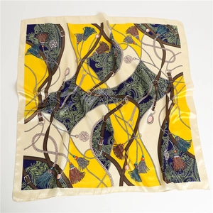 Détails du motif de foulard en soie jaune avec harnais classiques et motifs floraux