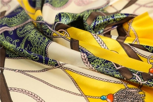 Macro d'un foulard en soie montrant des motifs de corde et une texture de satin lisse
