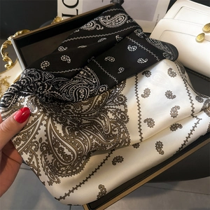 Nahaufnahme von Seidengefühl-Paisley-Schals mit Satin-Textur und Rollsaum-Details