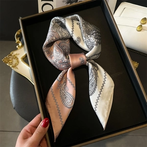 Seidentuch mit Paisle mit Paisley-Muster in Rosa-Weiß-Verlauf für Hals oder Handtasche