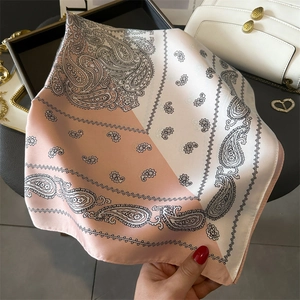 Rosafarbenes Seidentuch mit Paisle mit Paisleymuster und Punkten als elegantes Accessoire