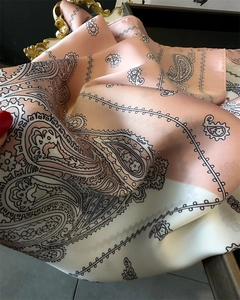 Nahaufnahme von Seidentuch mit Paisley-Muster in Rosa und Creme mit edlem Faltenwurf