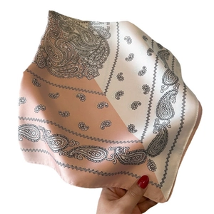Rosa und weißes Seiden-Vierecktuch mit Paisleymuster im modernen Farblock-Design