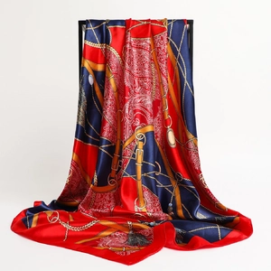 Carré de soie rouge et marine avec motifs de chaînes dorées et bordure contrastée