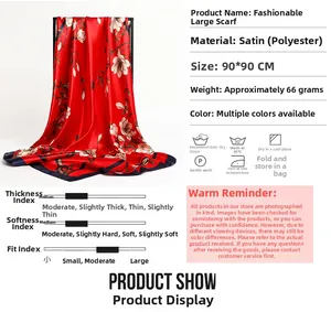 Détail d'un foulard en satin rouge à motifs floraux avec dimensions de 90x90cm