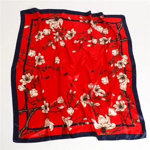 Détail du foulard carré bordeaux avec motifs de magnolias et bordure bleue élégante