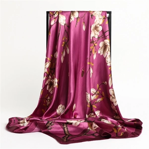 Détail d'un foulard effet soie prune avec d'élégants motifs floraux de magnolia