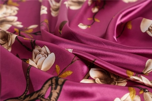 Gros plan détaillé du tissu satiné brillant avec d'élégants imprimés floraux de magnolia