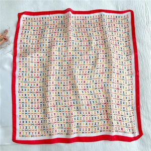 Eleganter 70cm Seidenschal mit bunten H-Buchstabenmustern und einem roten Rand