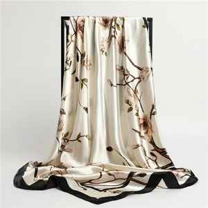 Foulard aspect soie avec motif élégant de magnolia et bordure noire contrastée