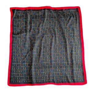 Eleganter 70cm Seidenschal mit buntem H-Muster und markantem rotem Randdesign