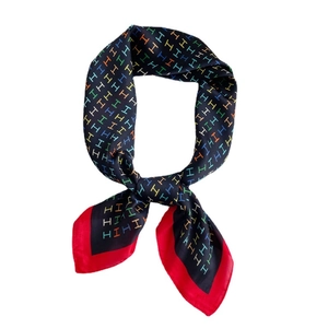 70cm marineblaues und rotes Seiden-Halstuch mit buntem H-Buchstaben-Print im Knoten