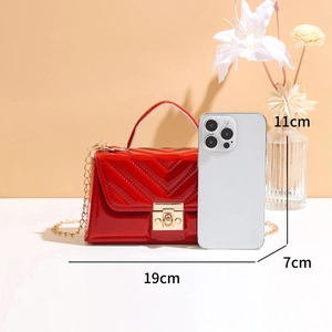 Elegant red quilted shoulder bag with gold hardware and chain strap, dimensions 19x11x7cm