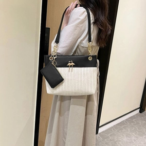 Damen Shopper in Schwarz-Beige mit Flamingo-Anhänger und kleiner Tasche an der Schulter