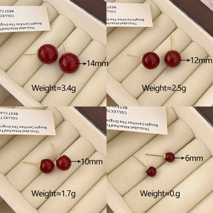 Comparación de tamaños de pendientes esféricos rojos con pernos de oro de 6mm a 14mm