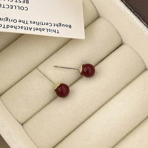 Primer plano de pendientes de plata S925 con cuentas de ágata roja de 6 mm en caja