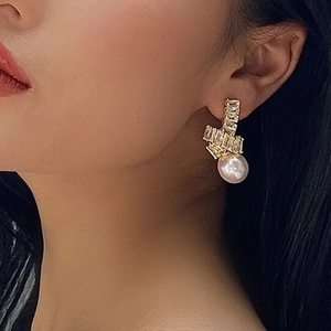Boucles d'oreilles nœud en or avec zircons et perles blanches de style français