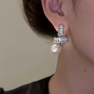 Boucles d'oreilles élégantes avec zircons baguette et perle blanche ronde en argent