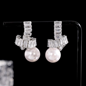 Vue détaillée des boucles d'oreilles perles françaises avec nœud en cristal
