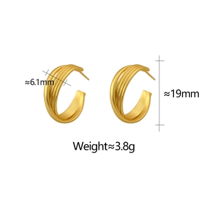 Détails de boucles d'oreilles créoles dorées multicouches à texture géométrique mate