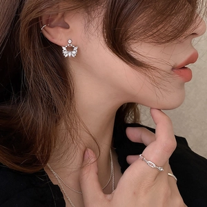 Élégantes boucles d'oreilles fleurs en argent avec zircons brillants pour femme