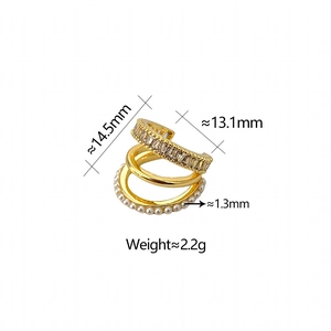Détail de la bague d'oreille dorée avec zircon baguette et mini perles avec dimensions