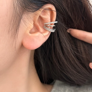 Lot de trois bagues d'oreille argentées avec perles et zircons sur l'oreille