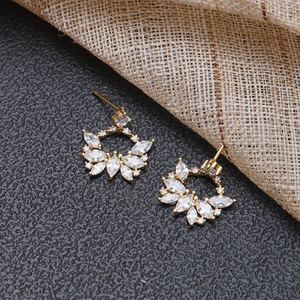Vue détaillée des boucles d'oreilles étoile dorées serties de cristaux de zircone brillants