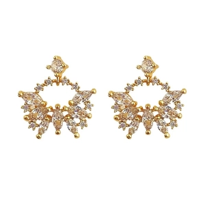 Boucles d'oreilles dorées élégantes en forme d'éventail avec cristaux de zircon