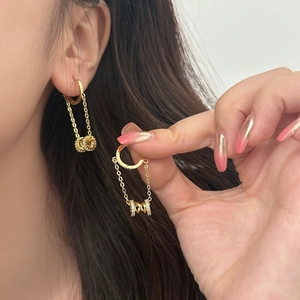 Minimalist gold chain hoop earrings with cubic zirconia rings in a chic French style