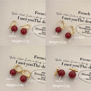 Détail de quatre styles de boucles d'oreilles en perles rouges avec accents en métal doré