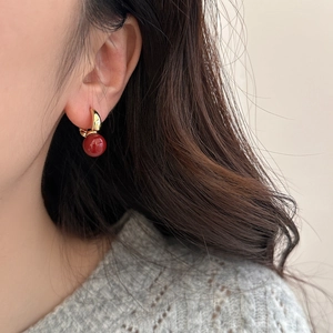Boucles d'oreilles festives en perles rouges avec boucle dorée et design vintage chic