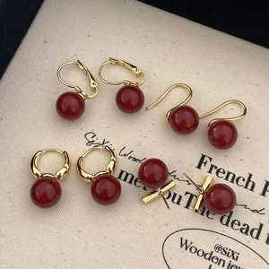 Boucles D'oreilles Künstliche Perles Rouges Alliage Plaqué Or Puces Créoles Crochet Style Français Vintage Bijoux Élégants Femmes