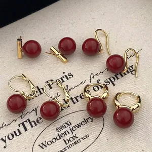 Parure de boucles d'oreilles perles rouges et or avec divers styles créoles et clous