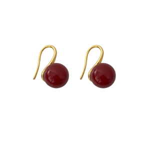 Boucles d'oreilles crochet dorées avec perles sphériques rouge foncé au design épuré