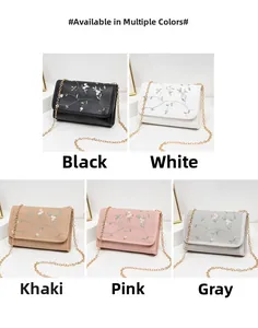 Détail de la broderie florale sur mini sacs à bandoulière avec chaînes dorées