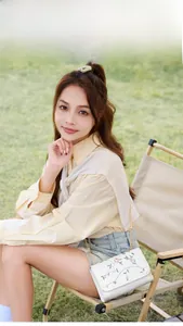 Mannequin portant un sac bandoulière blanc en cuir avec broderies florales élégantes
