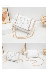 Vues détaillées d'un sac blanc avec broderie florale et bandoulière en chaîne dorée