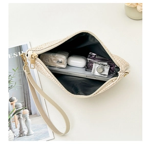 Vue de dessus de l'intérieur du sac tressé montrant une grande capacité pour les objets