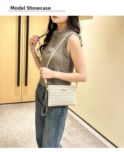 Détail du sac bandoulière tressé avec boucle métallique et bandoulière amovible