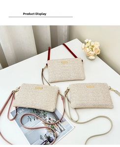 Détail de sacs bandoulière en paille tressée avec motif chevrons et boucle dorée