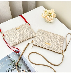 Détail de sacs bandoulière en paille tressée avec des lanières colorées en cuir