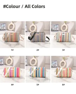 Détail de six sacs à bandoulière en maille bohème aux motifs ethniques variés et colorés