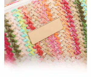 Détail macro d'un sac tissé multicolore avec garnitures métalliques dorées et fermeture