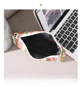 Détail du sac tissé coloré montrant l'intérieur noir spacieux et la fermeture éclair