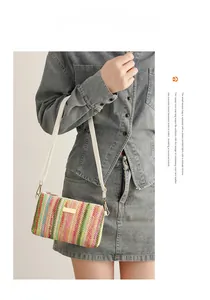 Détail d'un sac à bandoulière tissé coloré avec rayures arc-en-ciel et boucle dorée