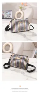 Détail du tissage arc-en-ciel sur le petit sac bandoulière avec finitions dorées