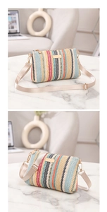 Détail d'un sac bandoulière tissé coloré avec rayures arc-en-ciel et ferrures dorées